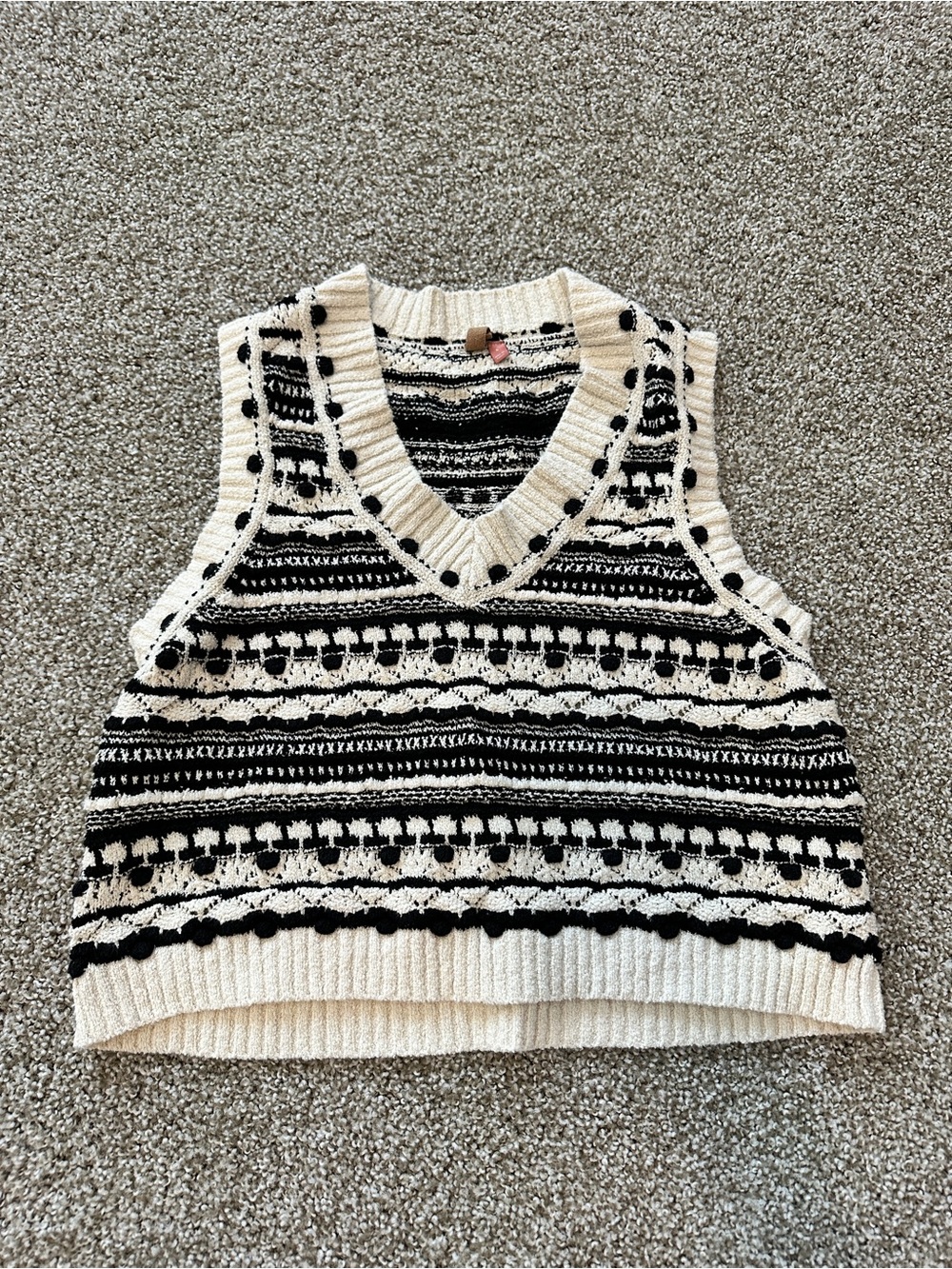 Sleeveless V‑Neck Knit Patterned Crop Top - Cream & Black